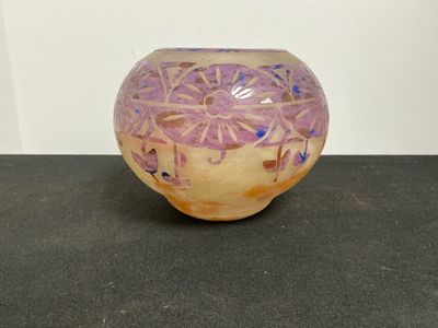 un vase violet et jaune posé sur une table