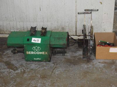 une machine verte posée à côté d'une boîte