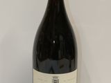 une bouteille de vin posée sur une table