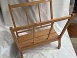 un porte-revues en bois posé sur un drap blanc, sur fond blanc