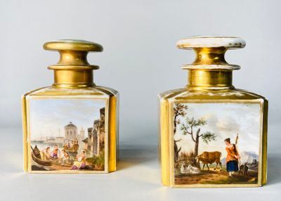 paire de bouteilles en verre plaquées or, ornées de peintures représentant des personnages et des animaux