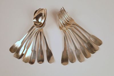 deux cuillères et une fourchette en argent sur une table