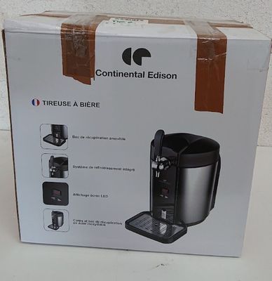 emballage d'une cafetière posée sur un plan de travail blanc