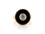 une image représentant une bague ornée d'une pierre noire et d'un diamant blanc