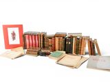 un grand nombre de livres posés sur une table