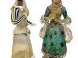 paire de figurines en verre représentant des femmes vêtues de costumes d'époque
