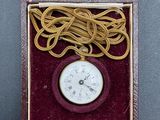 une boîte contenant une horloge, posée sur une table