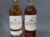 deux bouteilles de vin posées l'une à côté de l'autre sur une table