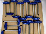 un tas d'outils bleus posés sur une boîte en carton