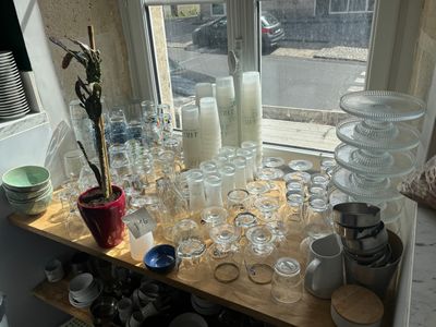 une table sur laquelle sont posés de nombreux verres et assiettes