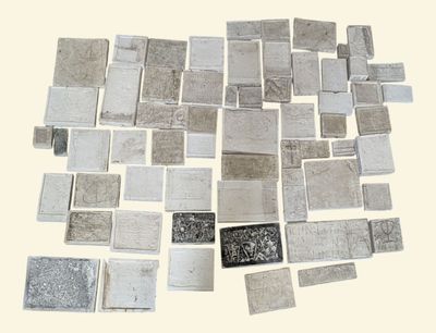 un tas de parpaings sur une surface blanche