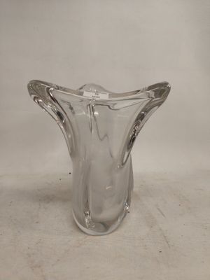 Cristallerie de SEVRE : Grand vase à col triangulaire.