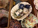 de nombreux bols et tasses dans une boîte posée sur la table