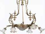 une image d'un lustre d'où pendent des fleurs, suspendu au plafond
