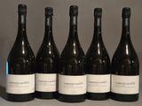 six bouteilles de vin sont alignées sur une table