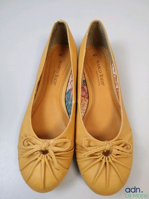 ballerines en cuir beige avec des nœuds sur la pointe