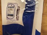 une boîte contenant un appareil électronique, posée sur une table