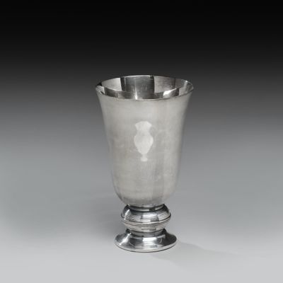 l'image d'une coupe en argent posée sur une table