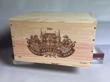 l'image d'une boîte en bois sur laquelle figure un logo
