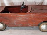 une petite voiture rouge posée sur une table