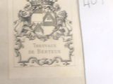 une photo d'un livre sur lequel figure un blason