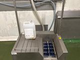 une machine posée sur le sol d'une pièce