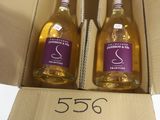 deux bouteilles de vin dans un carton posé sur la table