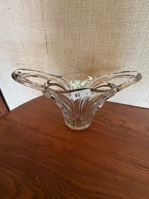 une photo d'un saladier en verre posé sur une table, avec une étiquette de prix dessus