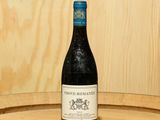 une bouteille de vin posée sur un tonneau