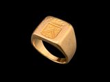 gros plan d'une bague en or sur fond noir