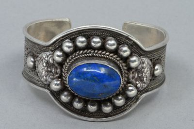 bracelet manchette en argent et lapis-lazuli, orné d'une pierre bleue au centre