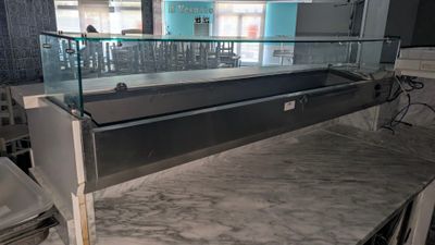 un plan de travail surmonté d'une vitrine en verre