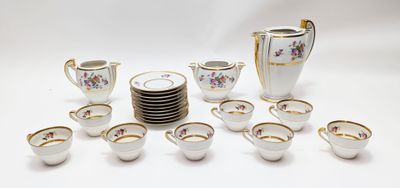 beaucoup de tasses et de soucoupes sur la table