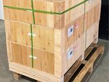 une palette en bois posée sur une autre palette