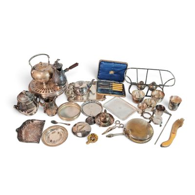 beaucoup d'objets en argent posés sur la table