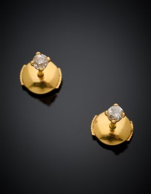 une paire de boucles d'oreilles en or et diamants