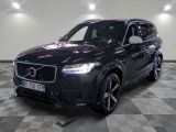 Le SUV Volvo noir est garé dans un showroom au sol carrelé.
