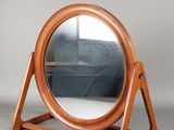 un miroir posé sur un pied au sol