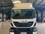 un camion qui est garé à l'intérieur d'un bâtiment