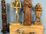 tout un tas de figurines en bois posées sur une table