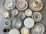 de nombreux types de tasses à thé et de soucoupes sur la table
