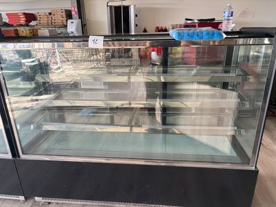 une vitrine en verre au milieu d'un magasin