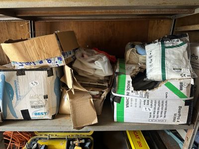 de nombreuses boîtes et outils posés sur une étagère dans un garage