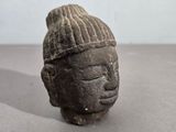 statue représentant la tête d'une personne portant un chapeau sur la tête