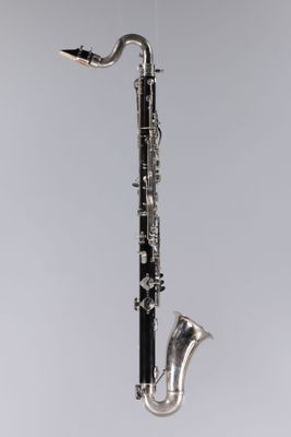 une photo en noir et blanc d'un saxophone sur fond gris