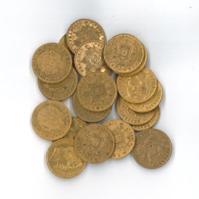 tas de vieilles pièces britanniques sur fond blanc