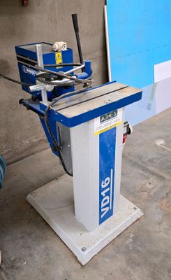 l'image d'une machine installée dans un garage