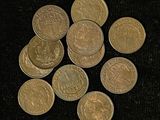 une pile de pièces de monnaie posée sur une surface noire
