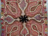 un gros plan sur un motif paisley rouge et marron sur fond bleu