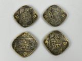 quatre boutons anciens en laiton sur lesquels sont représentées des personnes
